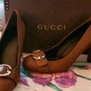 Authentic Gucci women's size 9 pumps brown leather